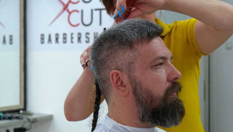 Muškarac dobiva frizuru u Cut Cut Barbershop i Frizerski Salon, Суботица, Војводина, RS.