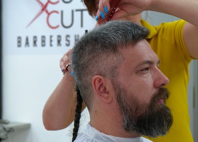 Muškarac dobiva frizuru u Cut Cut Barbershop i Frizerski Salon, Суботица, Војводина, RS.