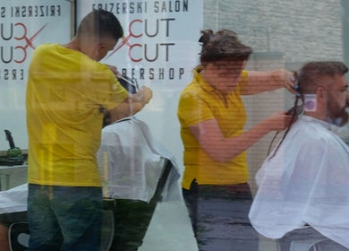 Frizeri rade u Cut Cut Barbershop i Frizerski Salon, Суботица, Војводина, RS.