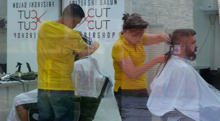 Frizeri rade u Cut Cut Barbershop i Frizerski Salon, Суботица, Војводина, RS.