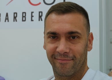 Frizer u Cut Cut Barbershop i Frizerskom Salonu, Суботица, Војводина, RS, blizu znaka salona.