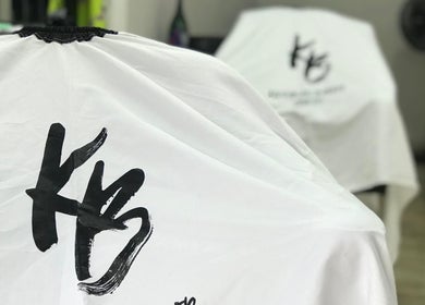 Sillas cubiertas en Klissman Barber Studio, Cali, Valle Del Cauca, CO con logo en tela blanca.