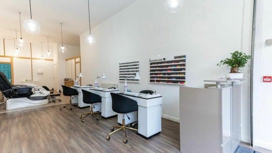 V Daisy nails salon