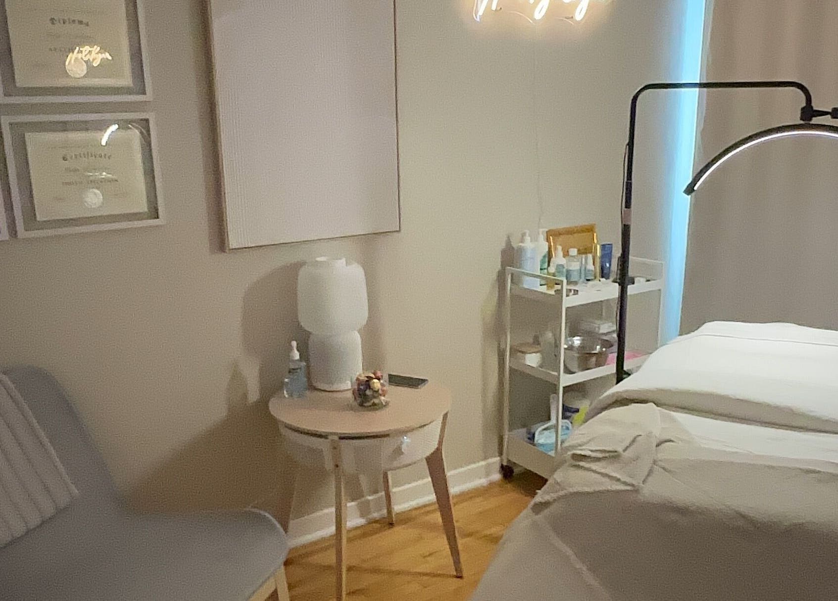 Relaxing spa room at Art by Douja, Montréal, Québec, CA, featuring a bed and soothing decor.