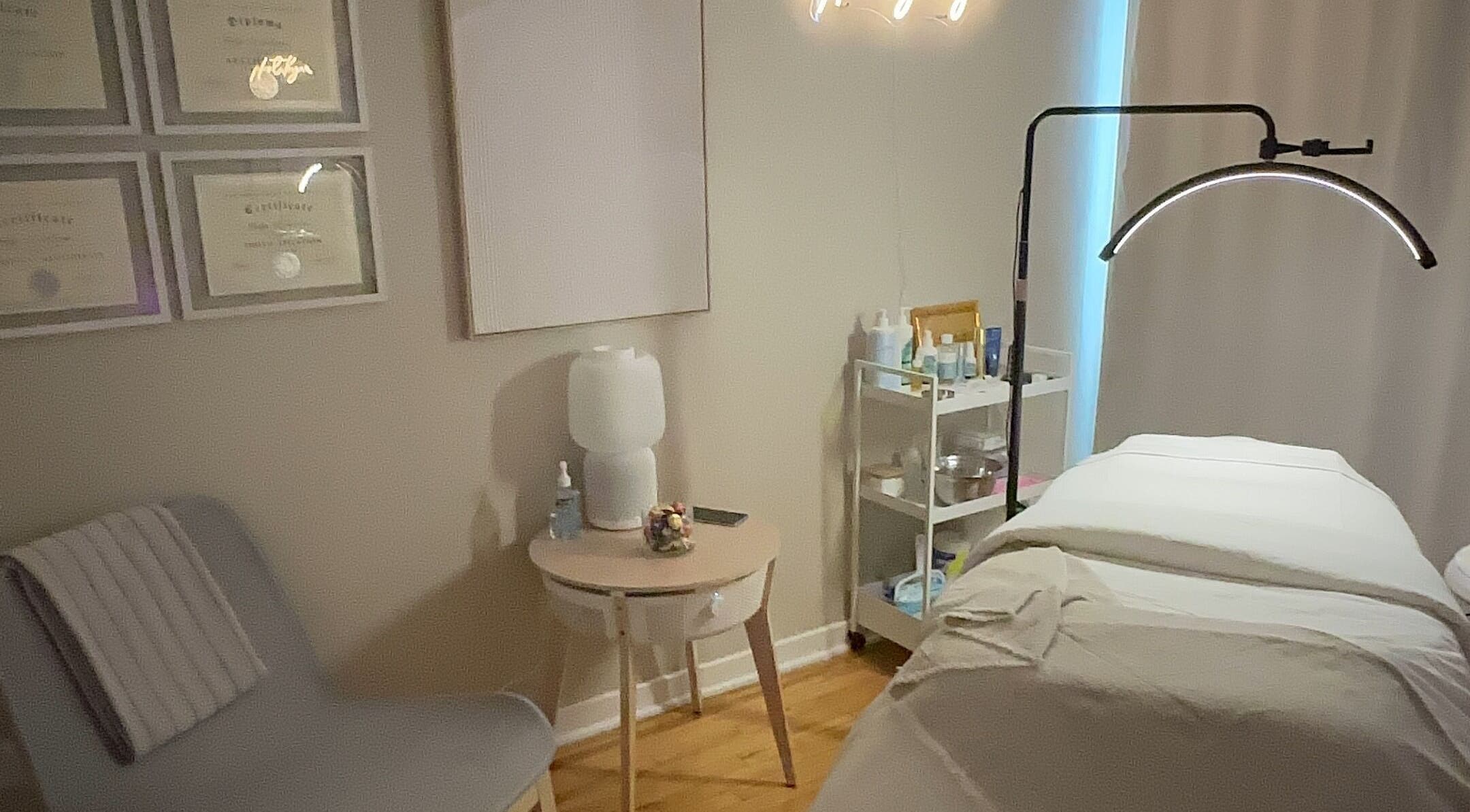 Relaxing spa room at Art by Douja, Montréal, Québec, CA, featuring a bed and soothing decor.