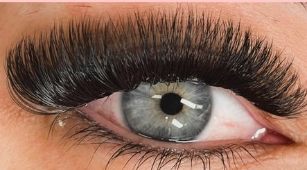 Moon Lashes - Canley Vale - Artistic Eyelash Extension Bild 3