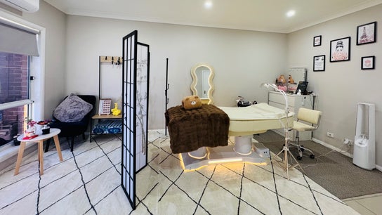 Moon Artistry Canley Vale and Cabramatta Eyelash Extensions, Brow Lamination, Lashlift