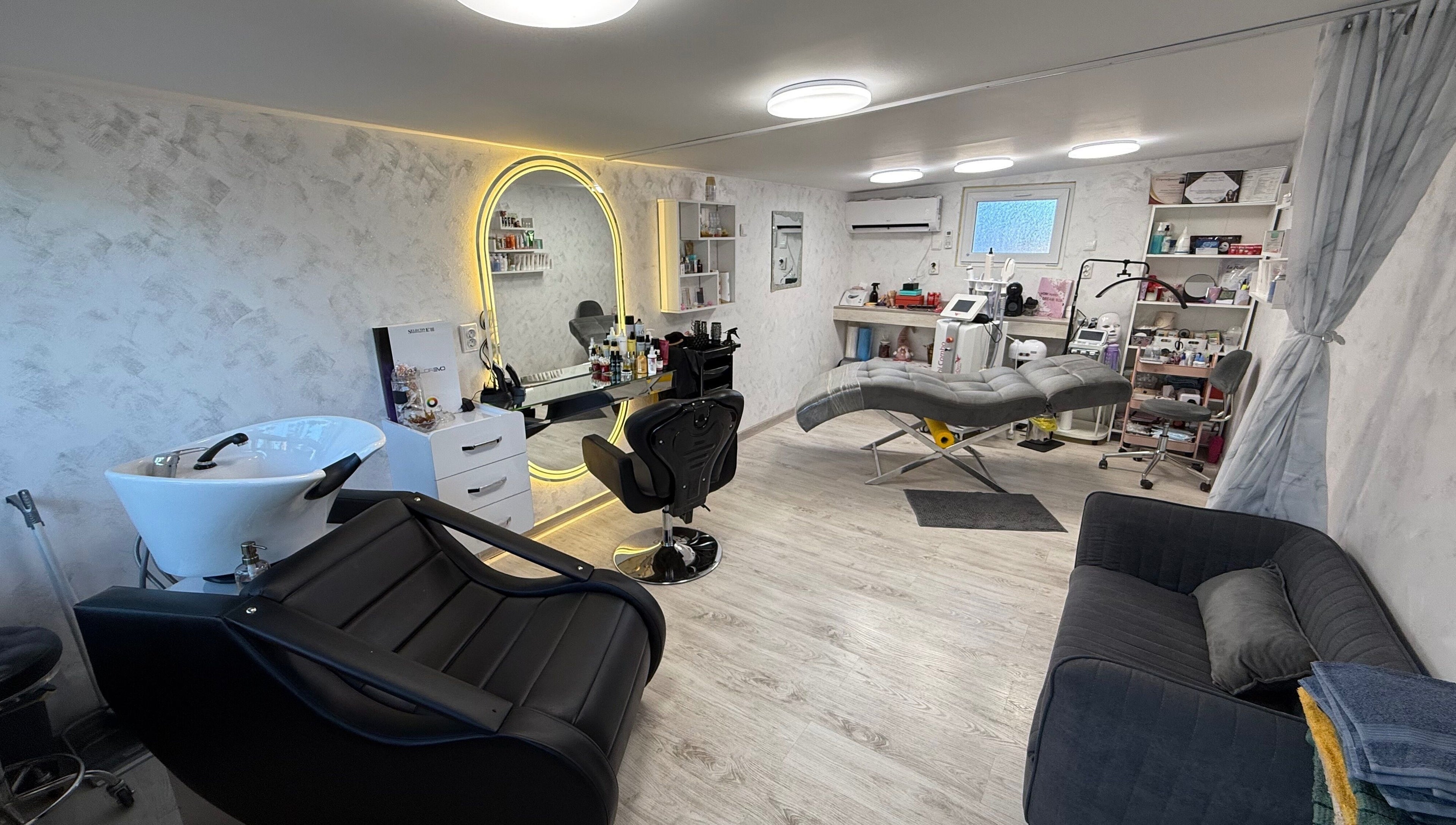 Интериор на AD’s Beauty Room в Оряхово, България, BG с модерно оборудване и уютно осветление.