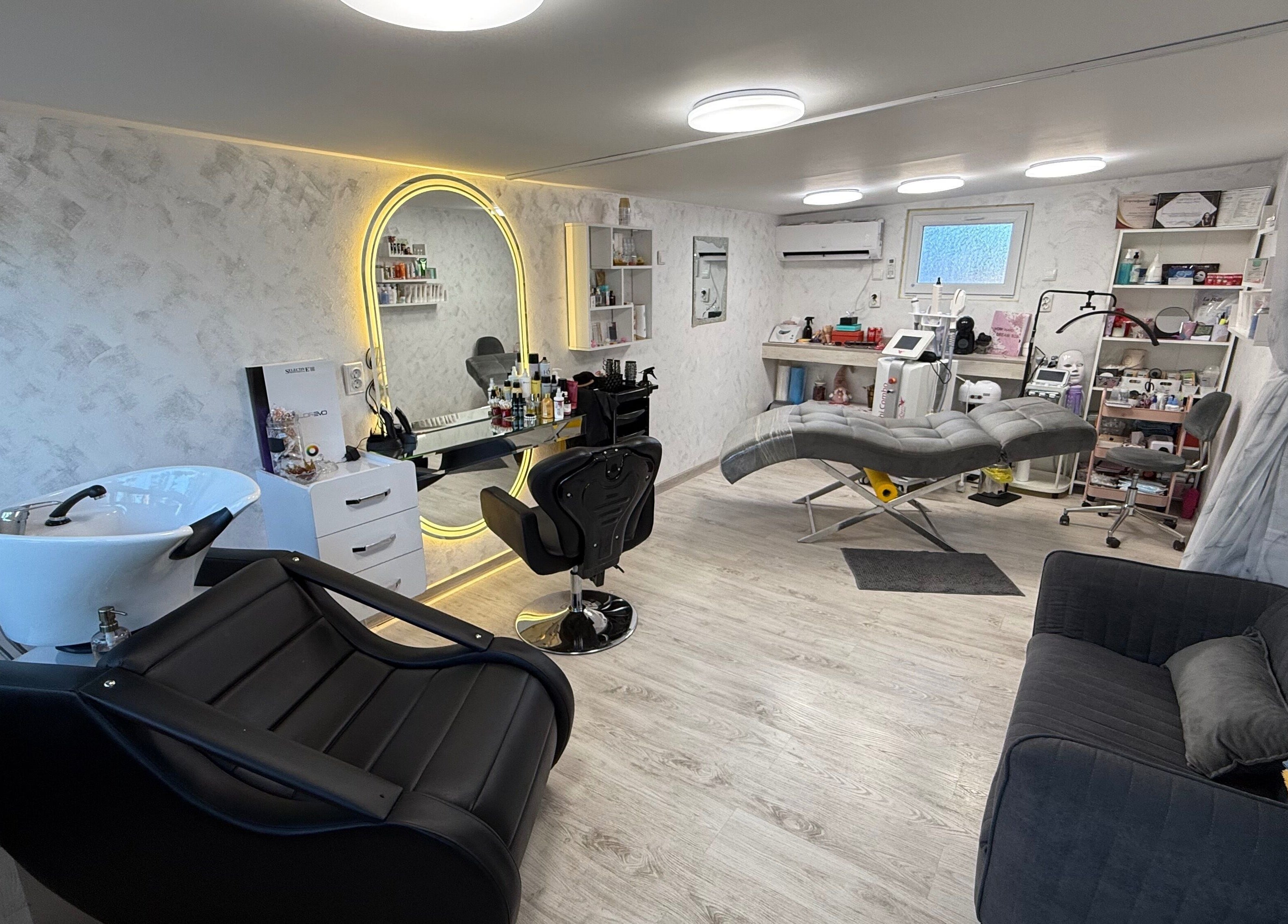 Интериор на AD’s Beauty Room в Оряхово, България, BG с модерно оборудване и уютно осветление.