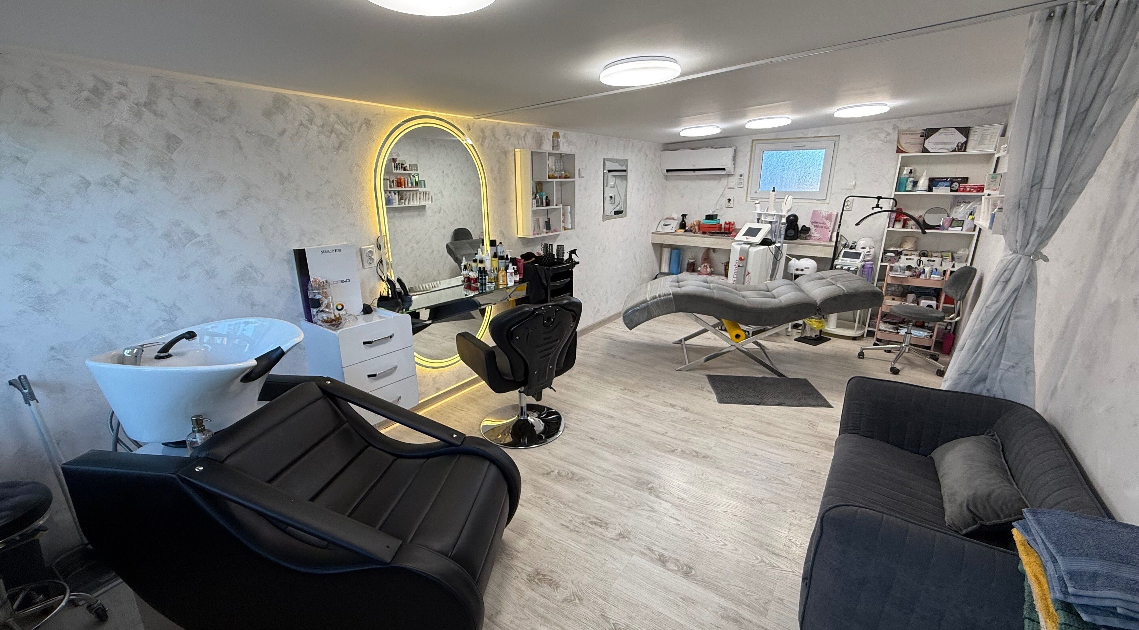 Интериор на AD’s Beauty Room в Оряхово, България, BG с модерно оборудване и уютно осветление.