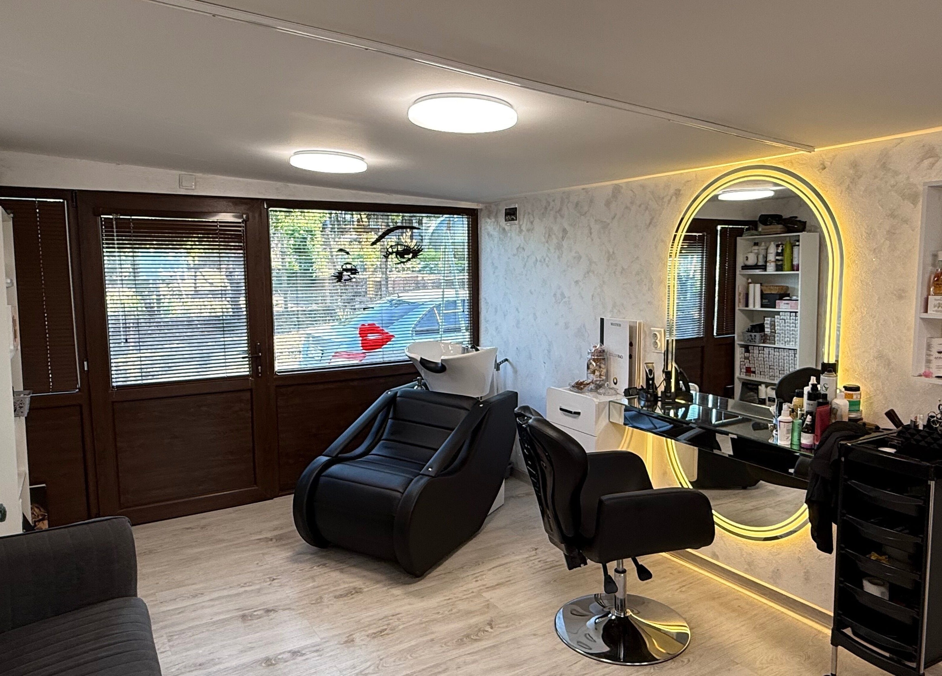 Интериор на AD’s Beauty Room, Оряхово, България с модерен мебели и огледало.