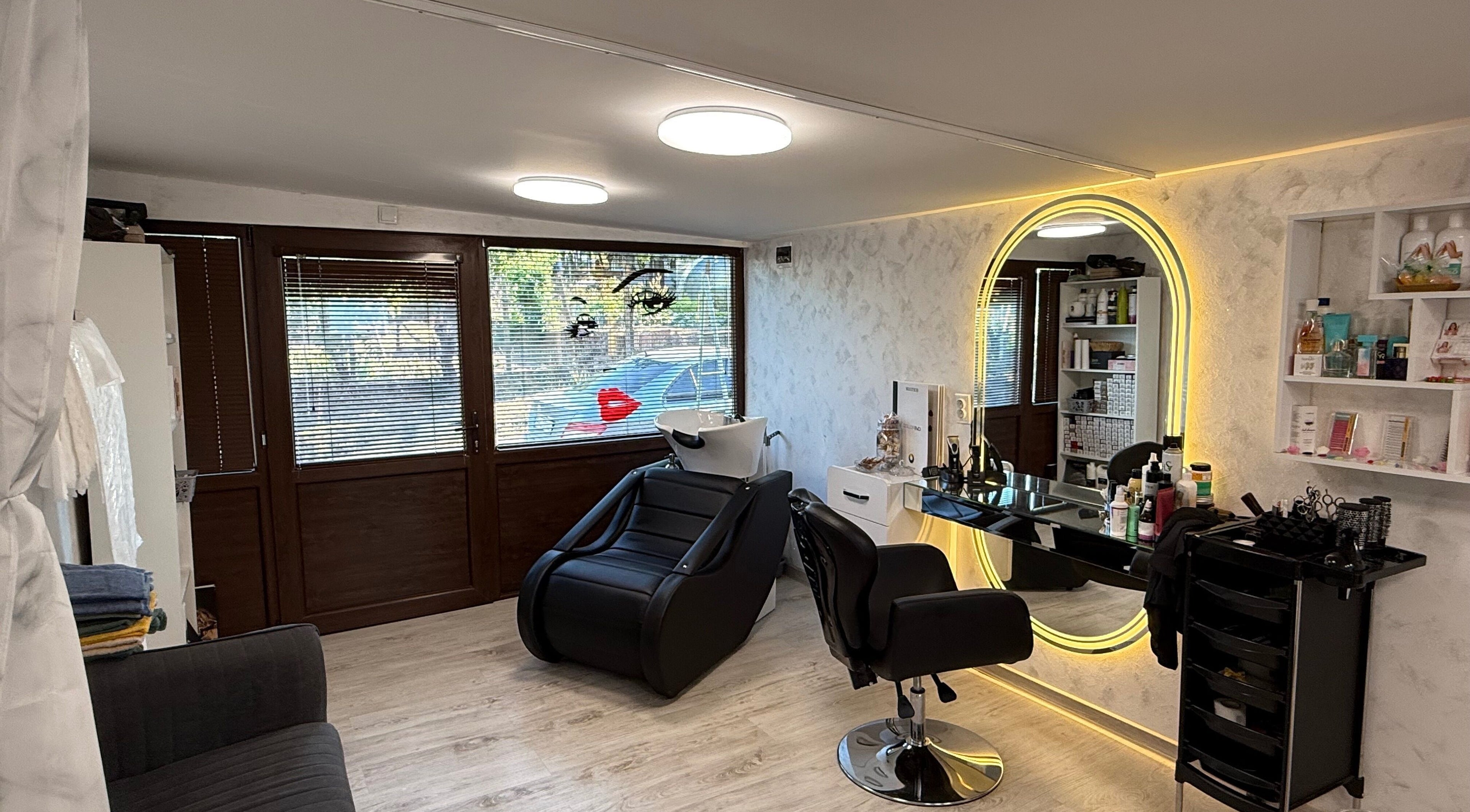 Интериор на AD’s Beauty Room, Оряхово, България с модерен мебели и огледало.