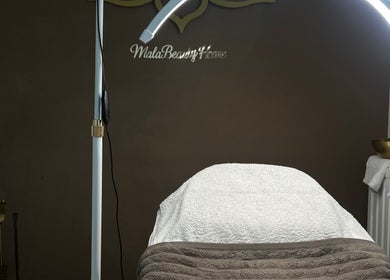 Table de soins à MalaBeautyHome, Anderlecht, Bruxelles, BE avec éclairage chaleureux.