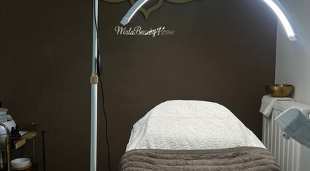 Table de soins à MalaBeautyHome, Anderlecht, Bruxelles, BE avec éclairage chaleureux.
