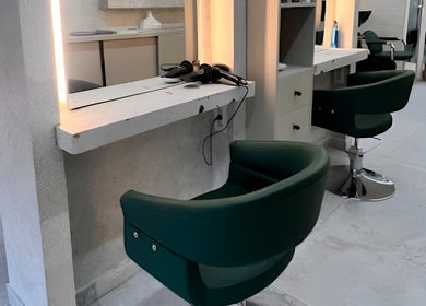 Modern styling station at Léa HD Beauty Concept, Tripoli, North Governorate, LB, featuring chic seating.