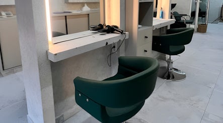 Modern styling station at Léa HD Beauty Concept, Tripoli, North Governorate, LB, featuring chic seating.