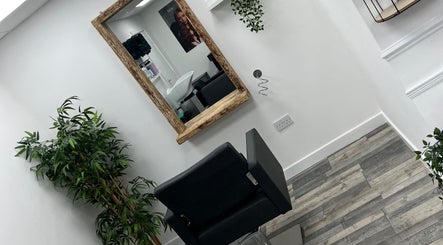 A Littlemore Style Hairdressing, bild 2