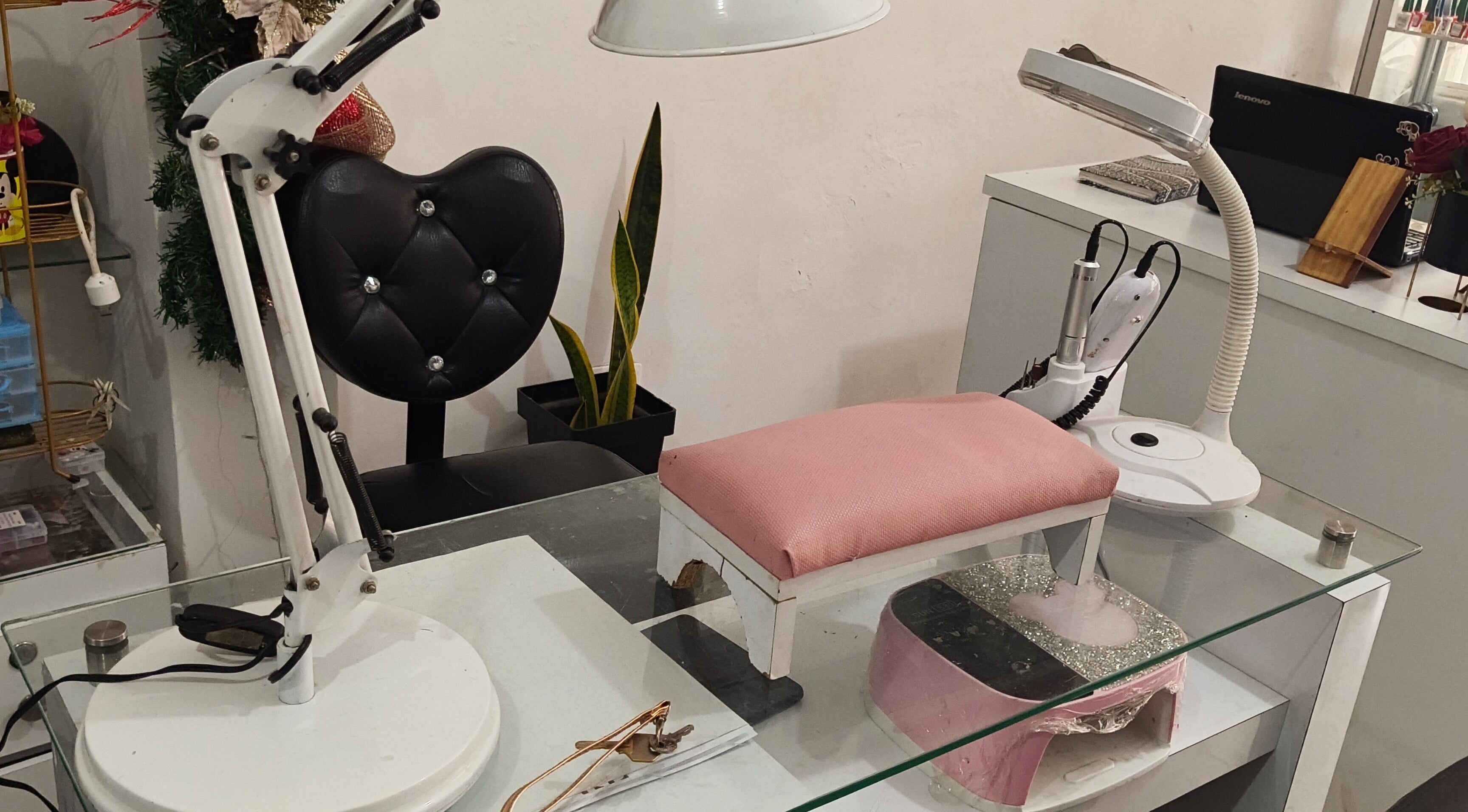 Mesa de cuidado de uñas en Cheveuxvip, Cali, Valle Del Cauca, CO, con lámparas y asiento elegante.
