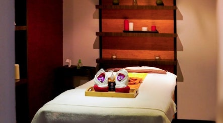 Tranquil spa room at DWS-Holiday Inn Festival City, Dubai, AE with massage bed and relaxing ambiance.