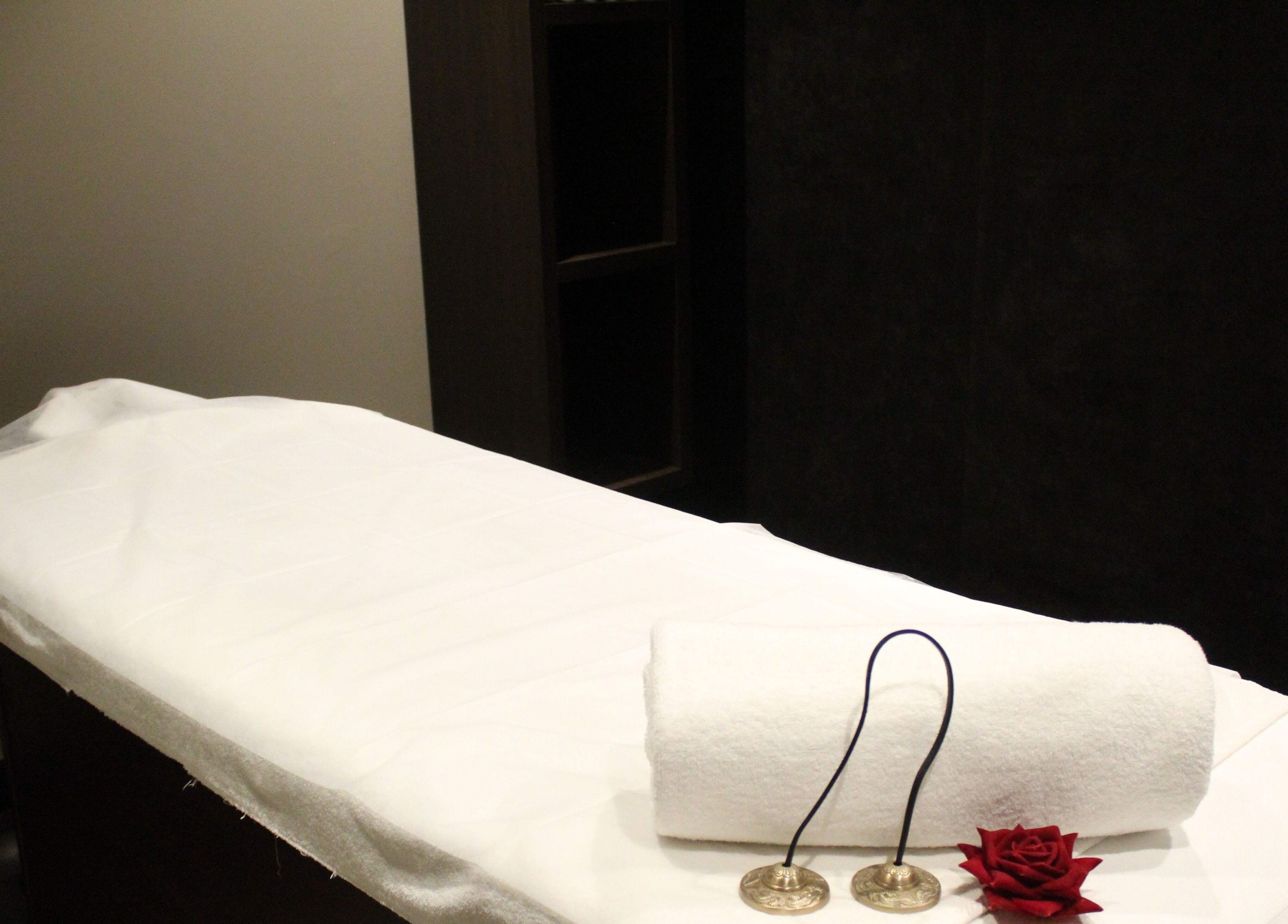 Massage table with towel and decor at DWS-Palm Jumeirah, Dubai, AE.