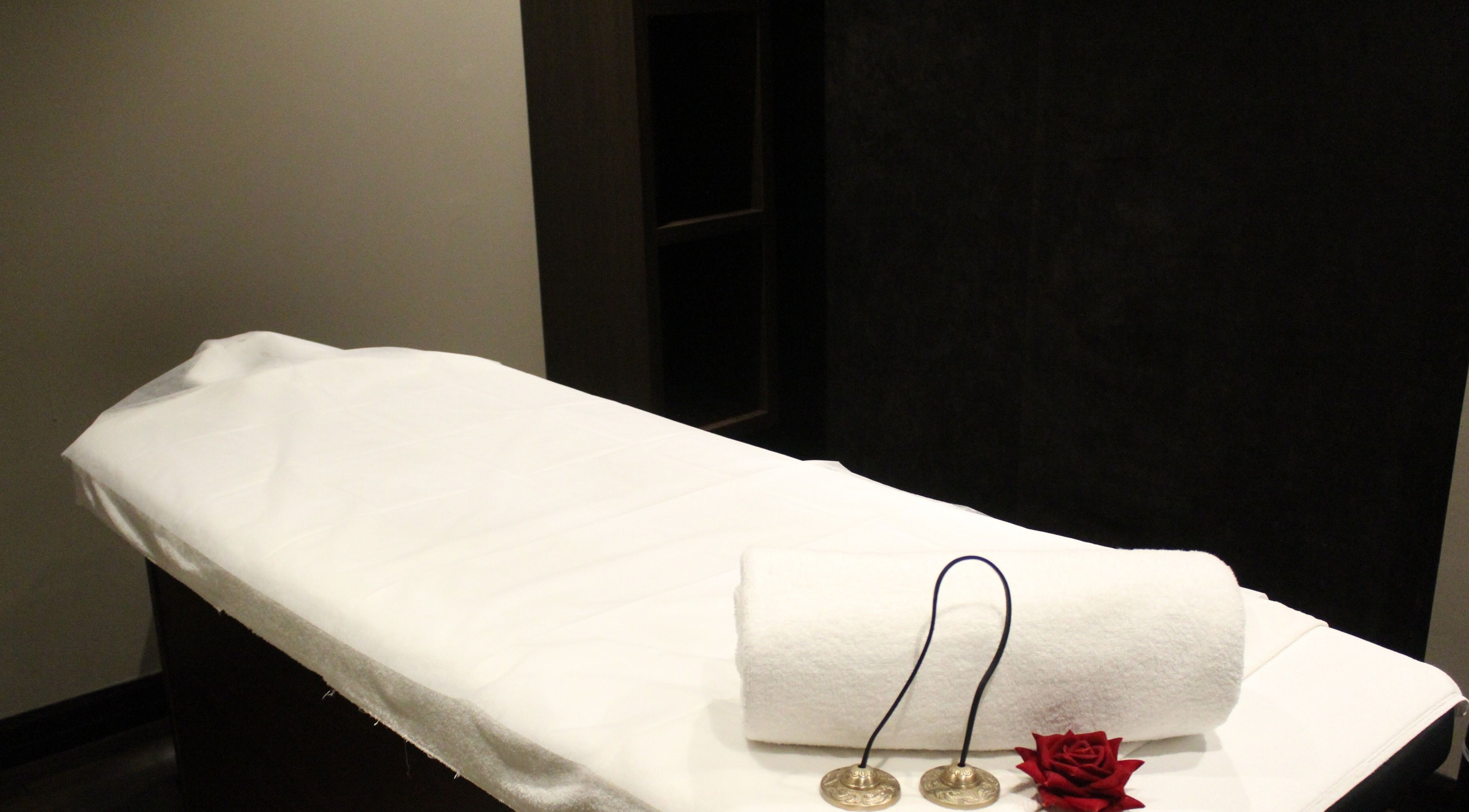 Massage table with towel and decor at DWS-Palm Jumeirah, Dubai, AE.