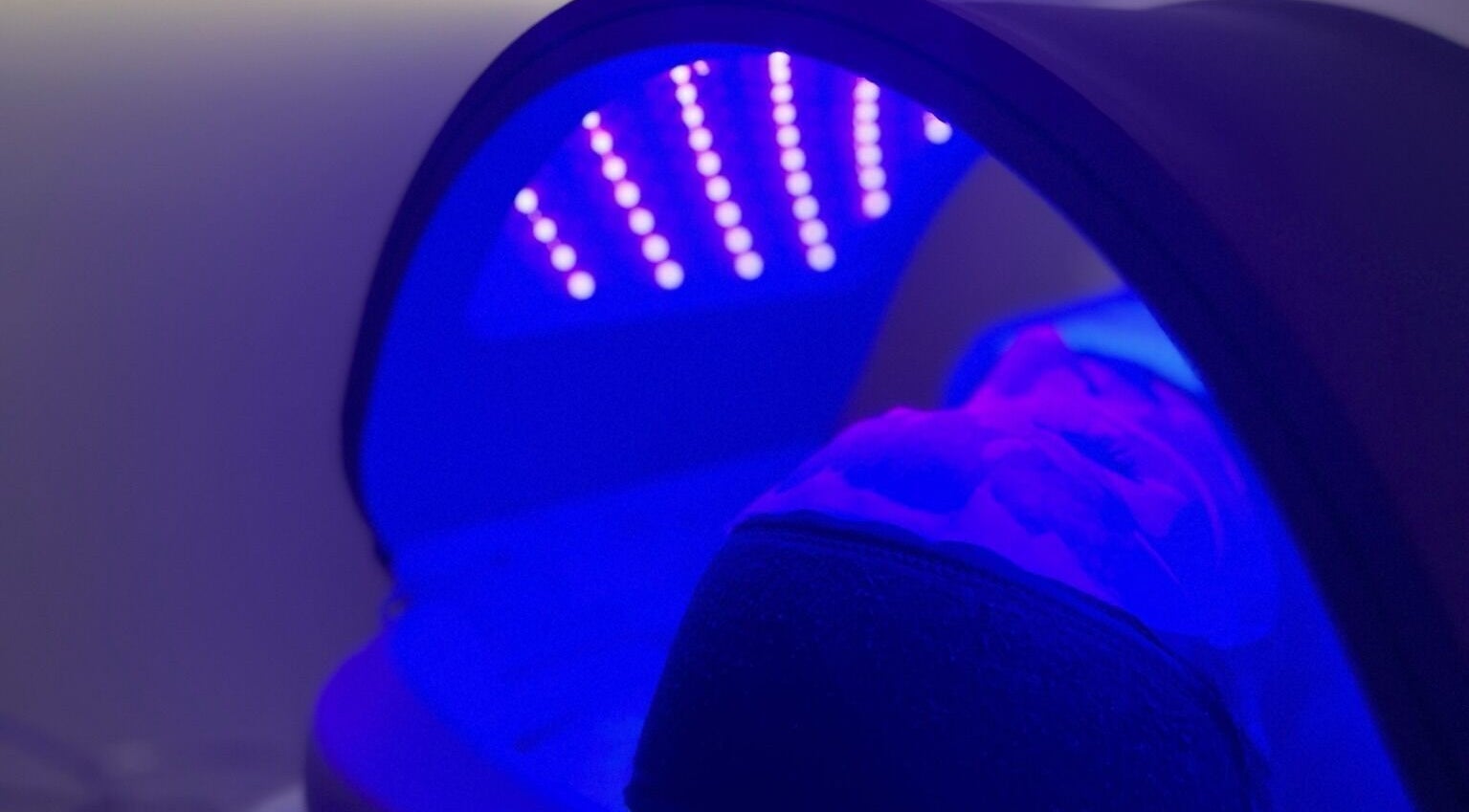 Relaxing LED therapy at Cosmo Medispa in Ramsgate, New South Wales, AU for rejuvenating wellness.