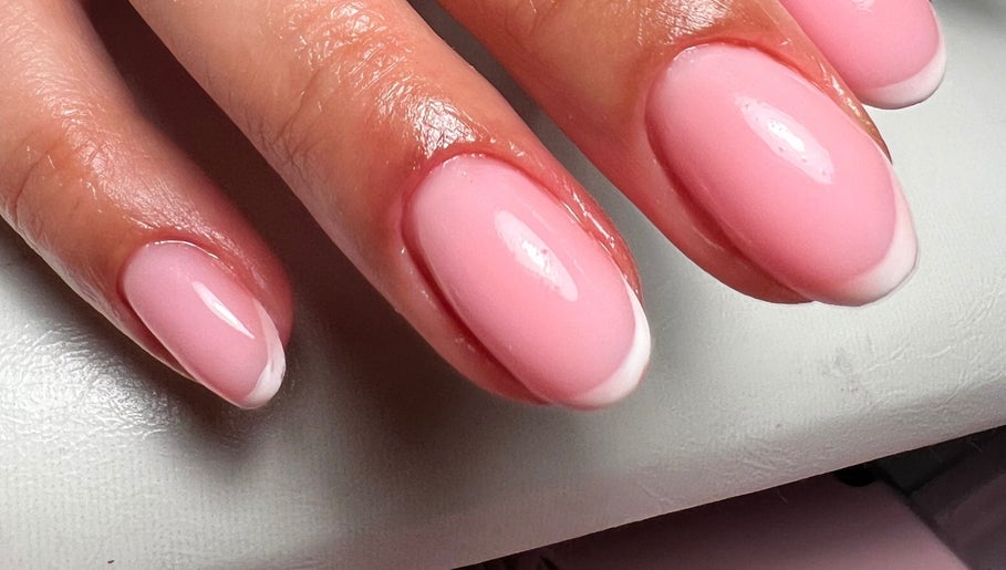 Elegancki manicure francuski w M&D Beauty, Warszawa, Mazowieckie, PL.