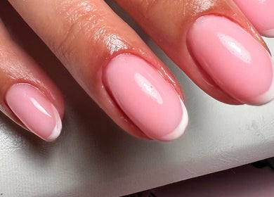 Elegancki manicure francuski w M&D Beauty, Warszawa, Mazowieckie, PL.