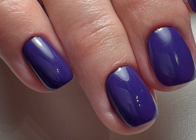 Stylowy, ametystowy manicure w M&D Beauty, Warszawa, Mazowieckie, PL.