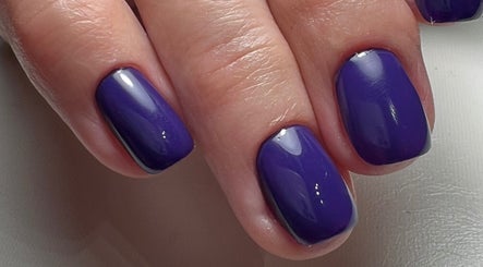 Stylowy, ametystowy manicure w M&D Beauty, Warszawa, Mazowieckie, PL.