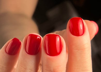 Elegancki manicure w czerwieni w M&D Beauty, Warszawa, Mazowieckie, PL.
