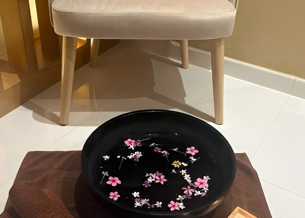 Relaxing foot spa with flower petals at Galo Spa, صلالة, محافظة ظفار, OM offers tranquility and comfort.