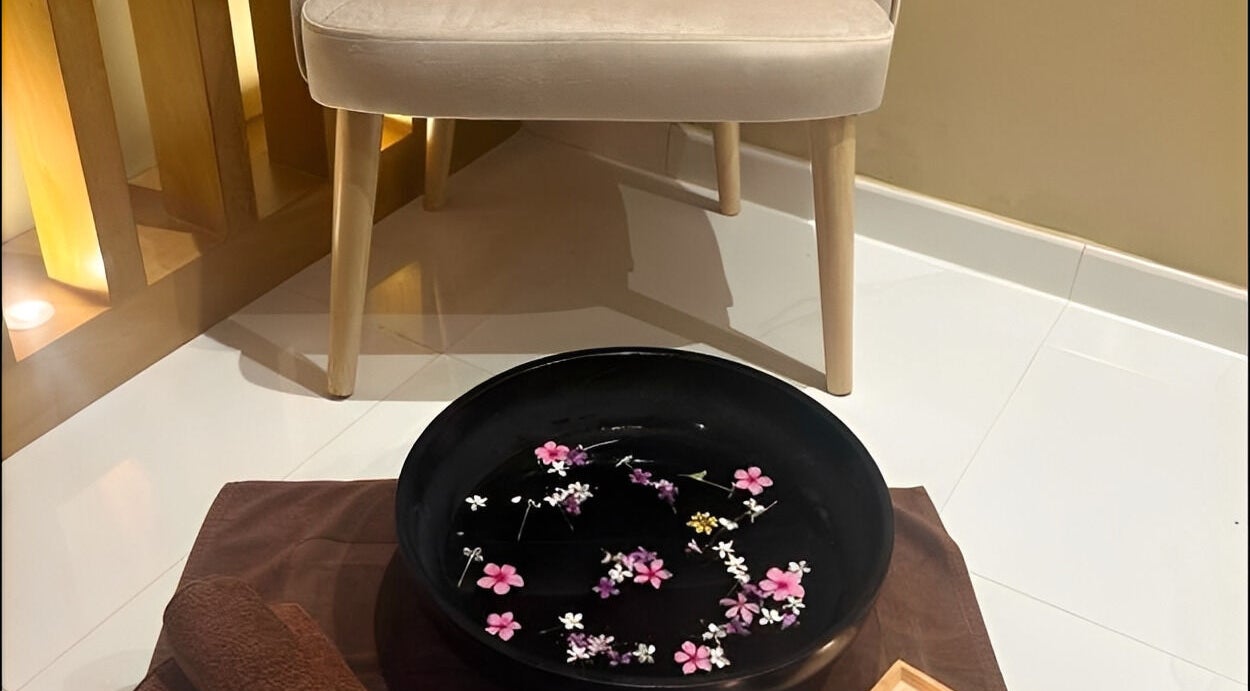 Relaxing foot spa with flower petals at Galo Spa, صلالة, محافظة ظفار, OM offers tranquility and comfort.