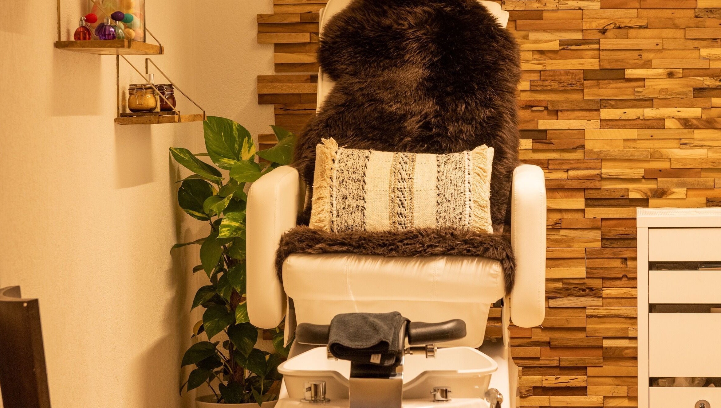 Luxurious spa chair at Izzy's Studio in Val De Bagnes, Valais, CH with warm, textured wooden wall.