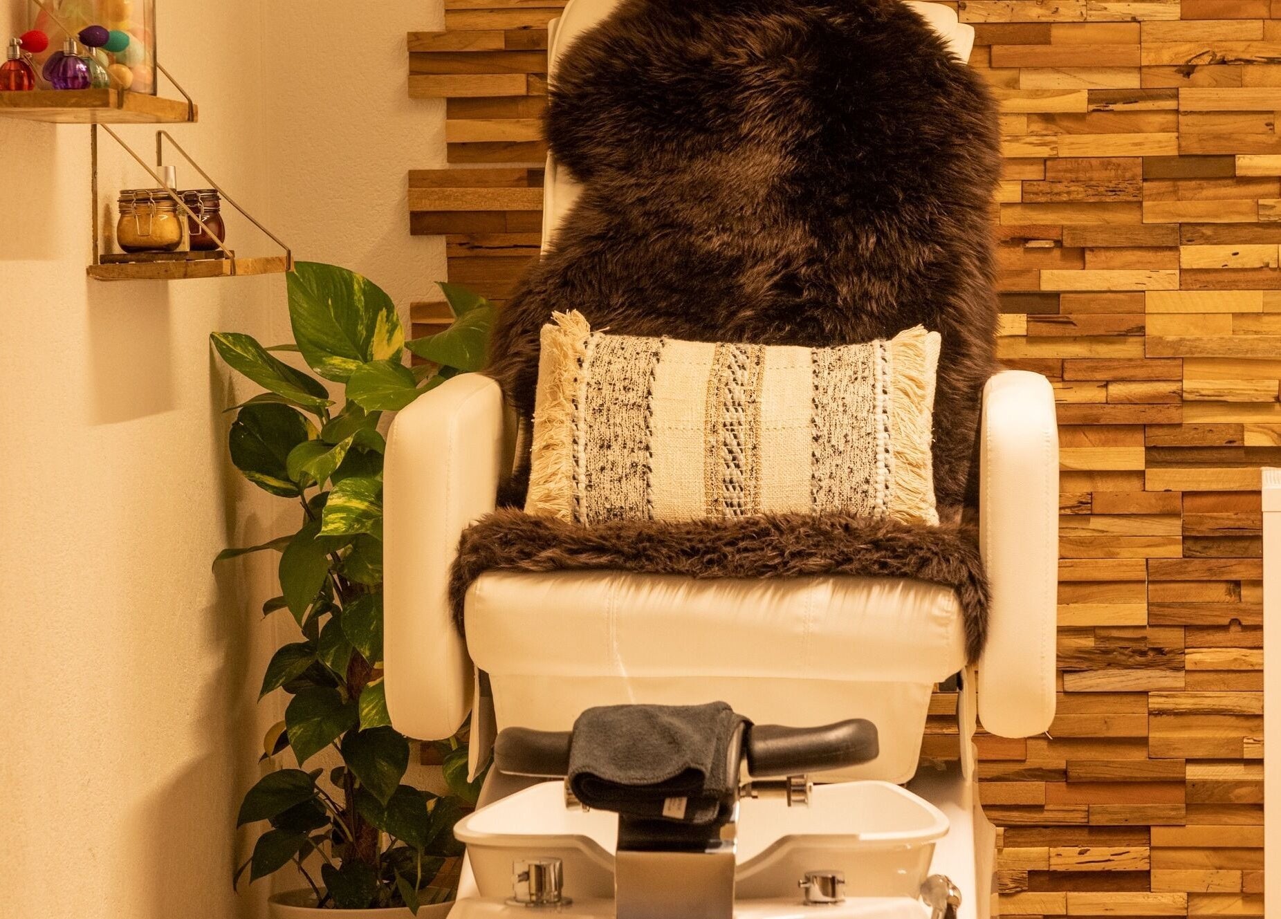 Luxurious spa chair at Izzy's Studio in Val De Bagnes, Valais, CH with warm, textured wooden wall.
