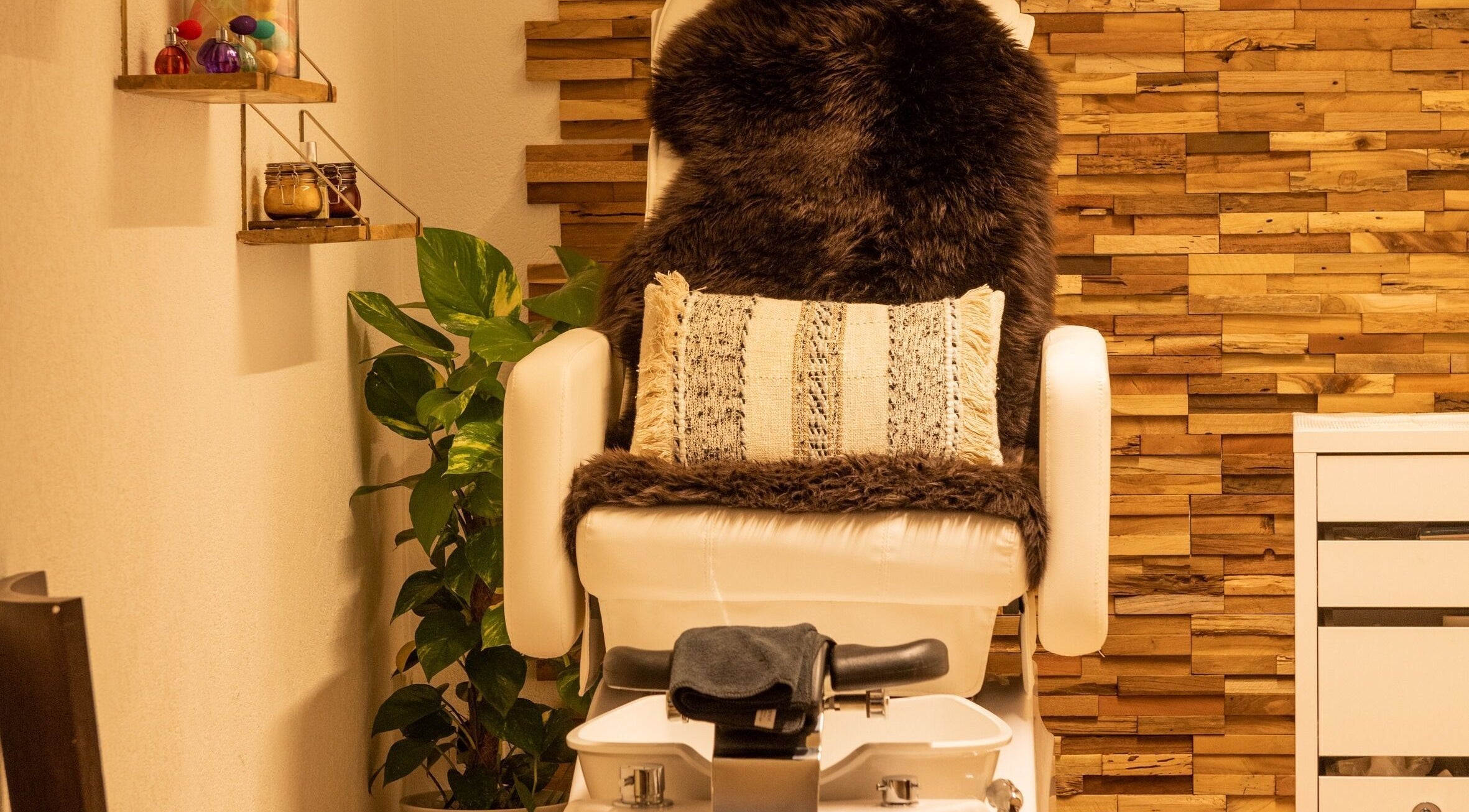 Luxurious spa chair at Izzy's Studio in Val De Bagnes, Valais, CH with warm, textured wooden wall.