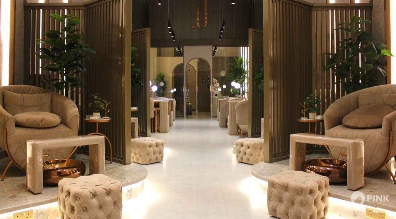 ديكور داخلي لصالون أحلام ريفز للتجميل، الرياض، يتميز بالفخامة والحداثة.