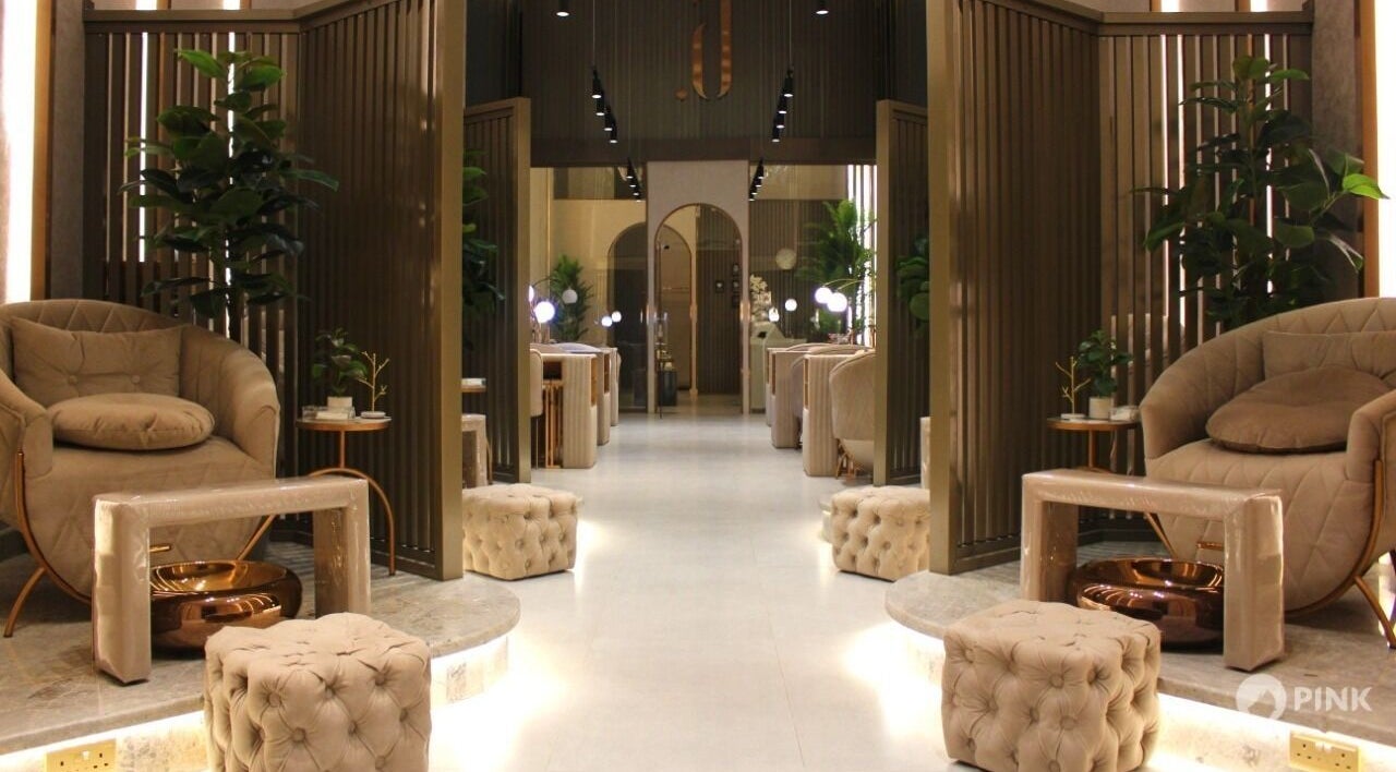 ديكور داخلي لصالون أحلام ريفز للتجميل، الرياض، يتميز بالفخامة والحداثة.