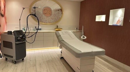 Behandelkamer bij Huidkliniek Eshal, Rotterdam, Zuid-Holland, NL, met luxe apparatuur en verzorgde ambiance.