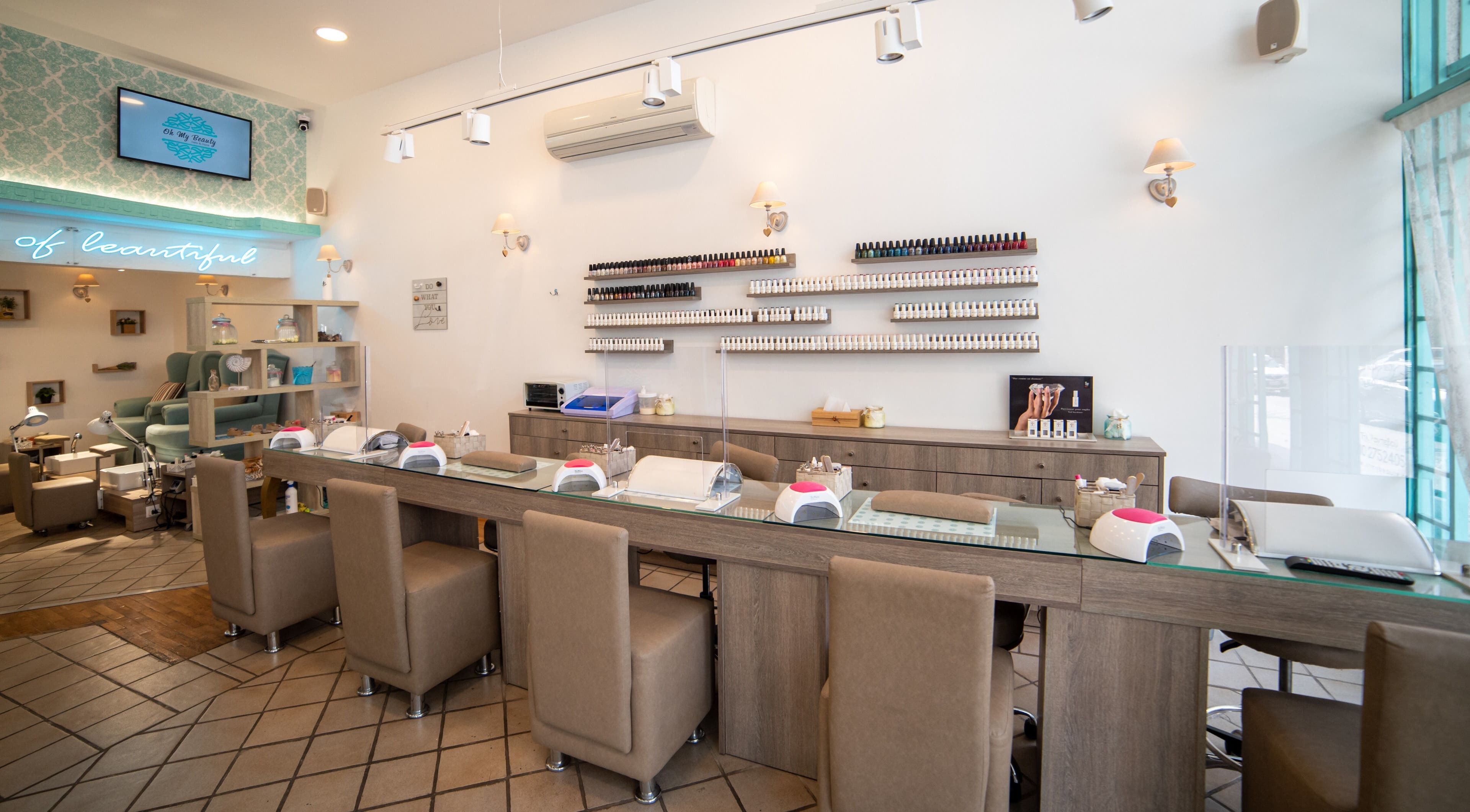 Εσωτερικό του Oh My Beauty Νέα Ιωνία, Nea Ionia, Ελλάδα, GR με κομψή διακόσμηση και άνετες καρέκλες.