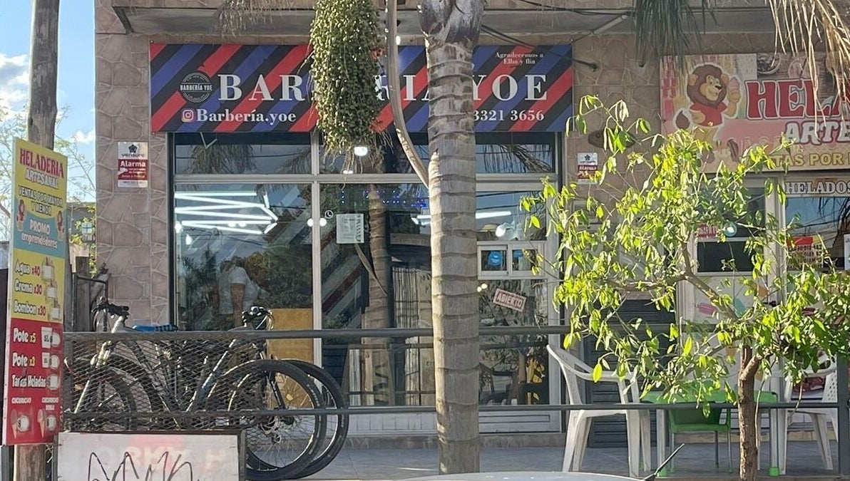 Frente de una barbería en CULTURA DORADA, Monte Grande, Provincia De Buenos Aires, AR.
