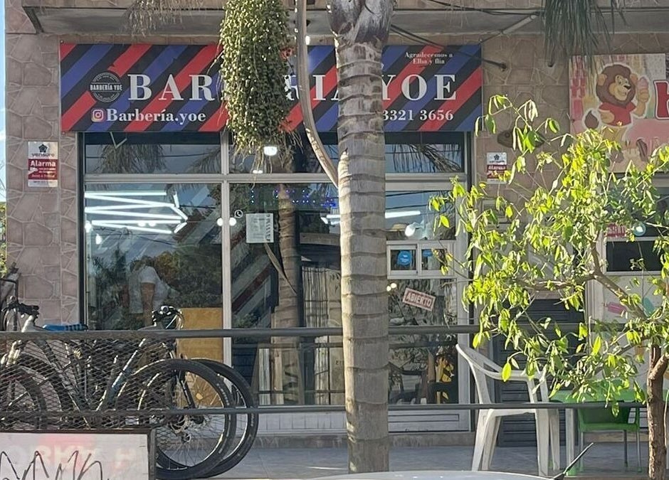 Frente de una barbería en CULTURA DORADA, Monte Grande, Provincia De Buenos Aires, AR.