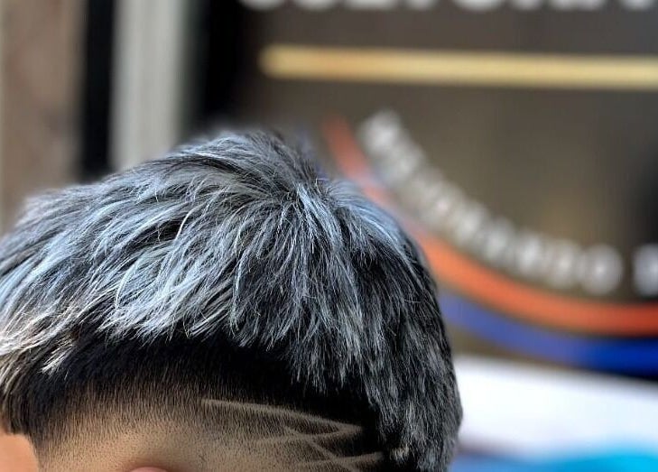 Corte de cabello moderno en CULTURA DORADA, Monte Grande, Provincia De Buenos Aires, AR.