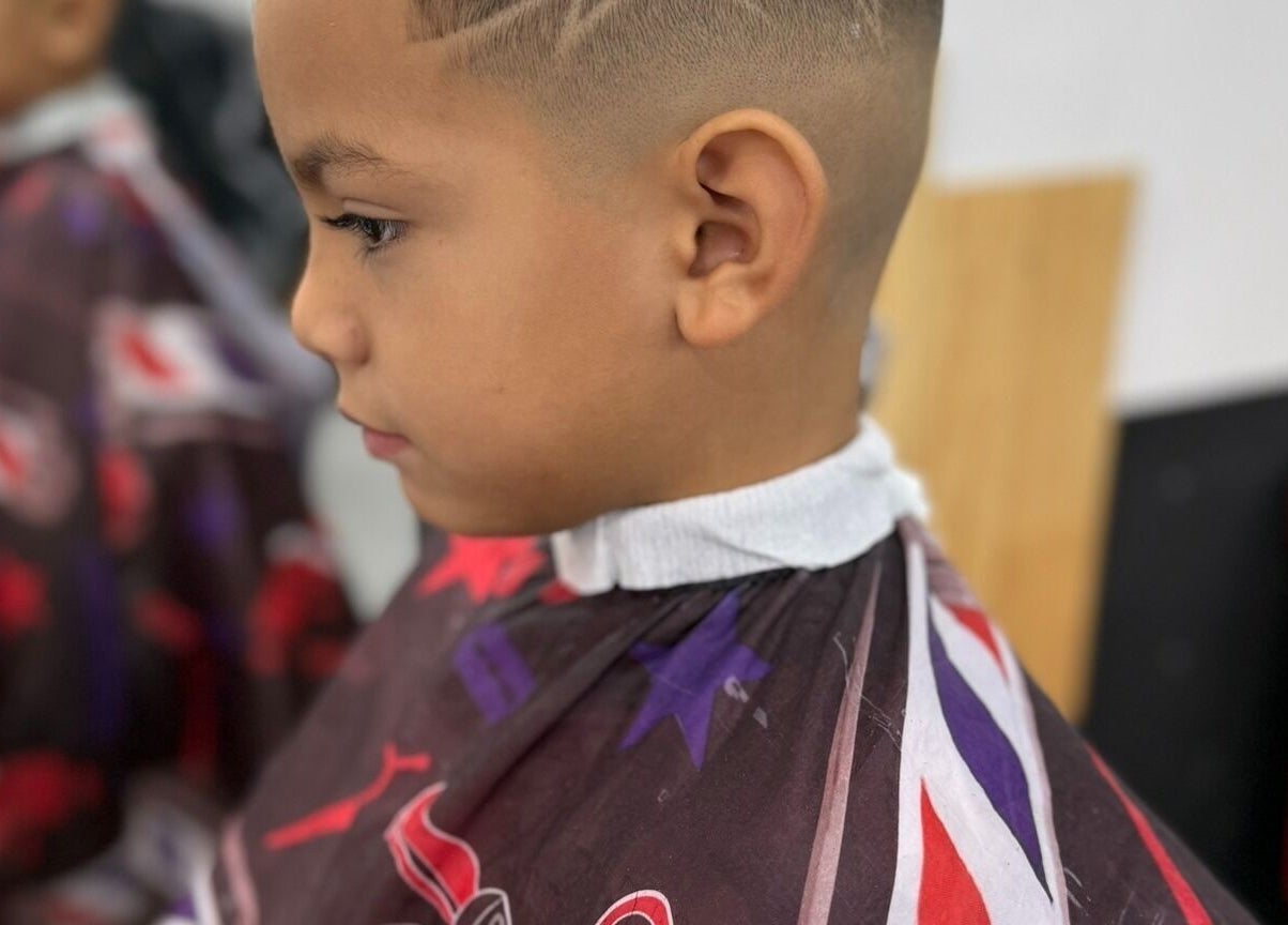 Corte moderno para niños en CULTURA DORADA, Monte Grande, Provincia De Buenos Aires, AR.