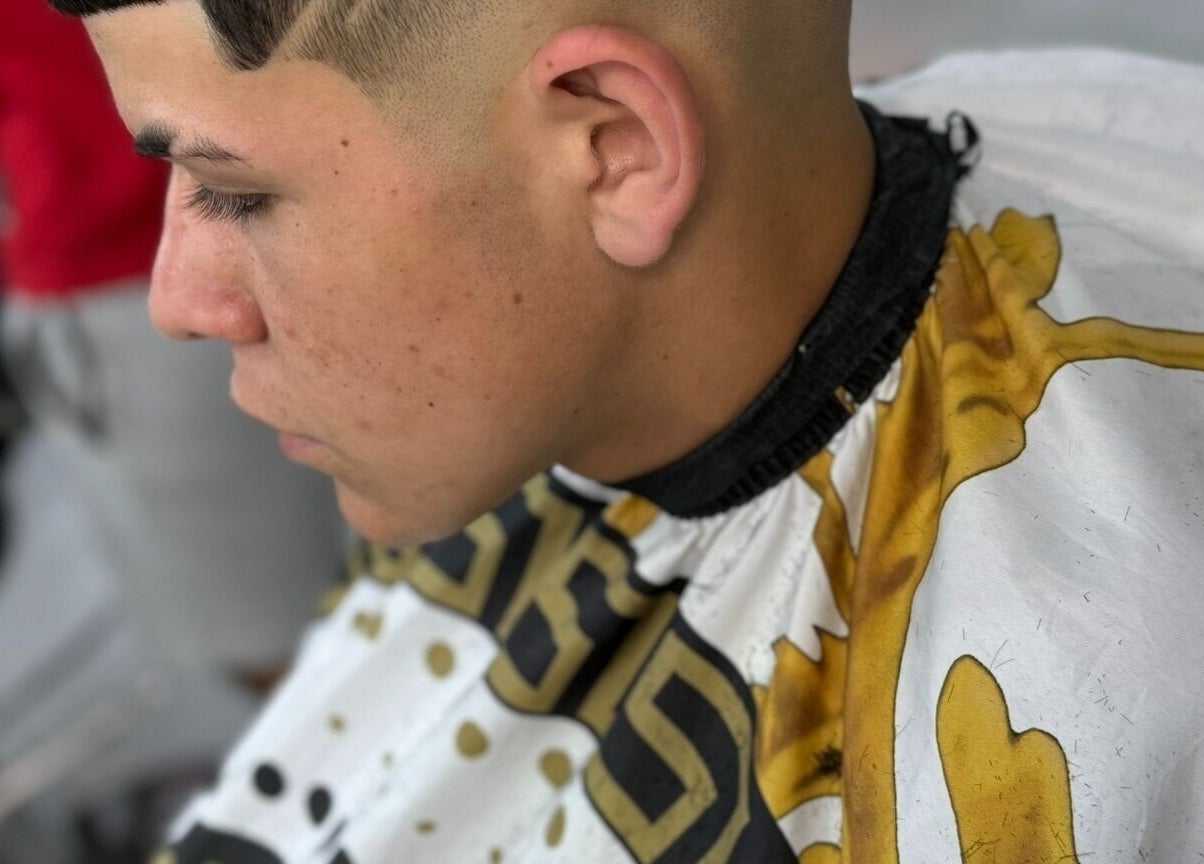 Corte de cabello detallado en CULTURA DORADA, Monte Grande, Provincia De Buenos Aires, AR.