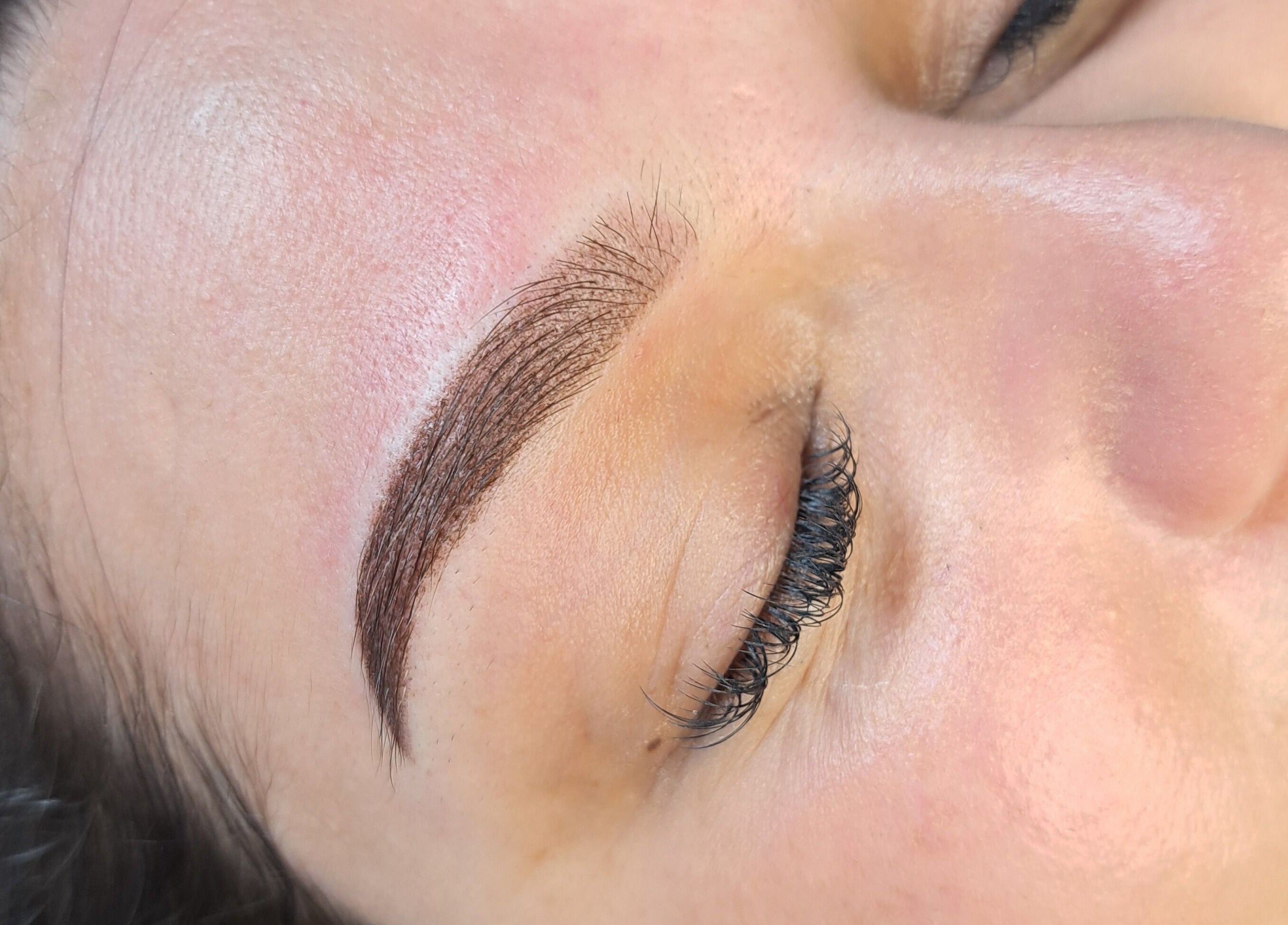 Expert brow shaping at Le Lash and Brow Artist in Cape Town, Western Cape, ZA. Enhance your natural beauty.