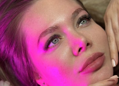 Tratamiento facial en Melistylo, Madrid, Comunidad De Madrid, ES, con luz rosa relajante.