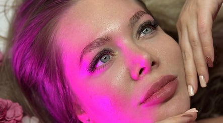 Tratamiento facial en Melistylo, Madrid, Comunidad De Madrid, ES, con luz rosa relajante.