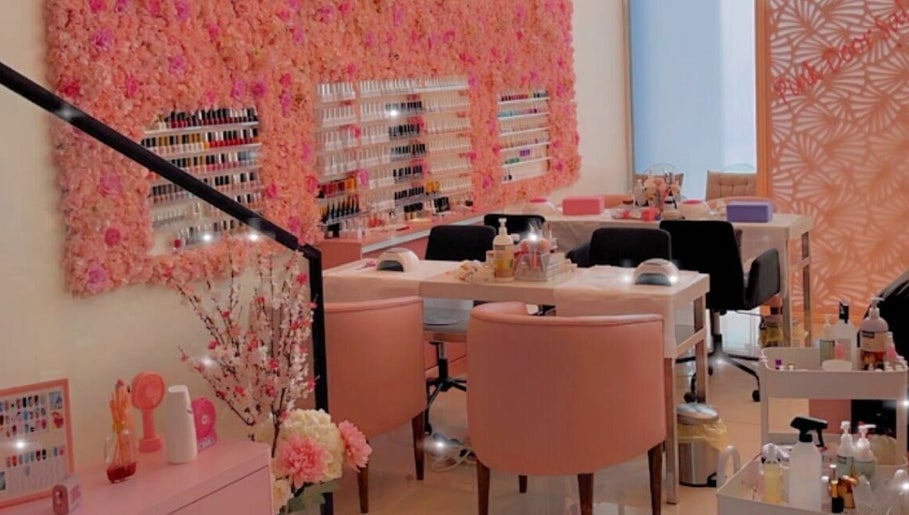 Pink Door Salon صالون الباب الوردي – obraz 1