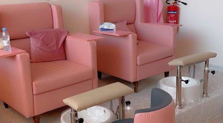 Pink Door Salon صالون الباب الوردي – obraz 2